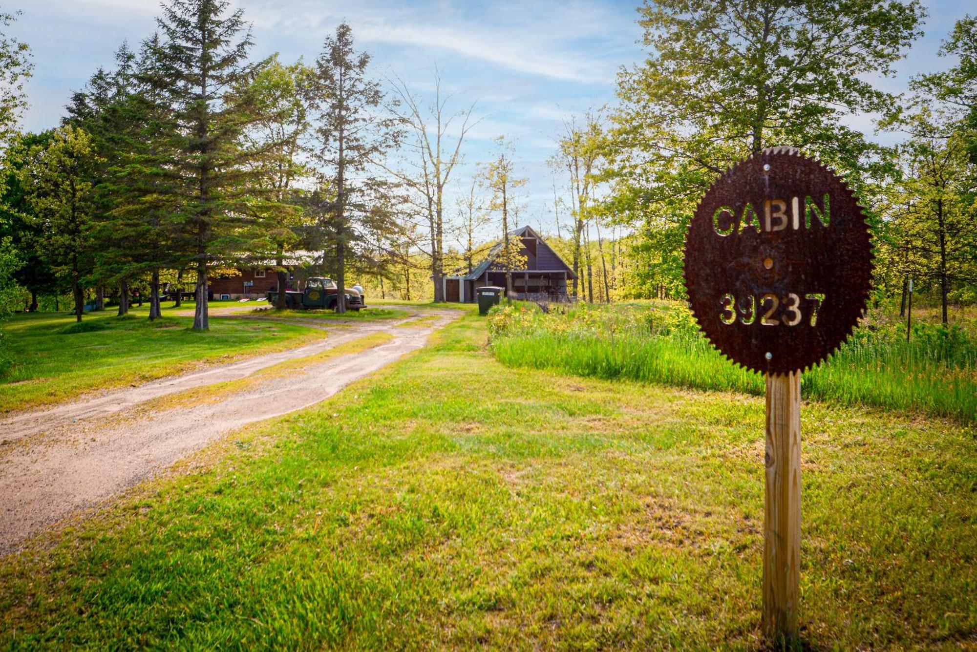 Cozy Cabin With Hottub At Cloverdale Cabins Hinckley Exterior foto